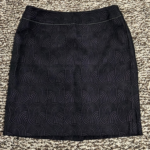Ann Taylor 4P black and purple skirt. Fun textured circular design. Never worn. - Picture 1 of 10